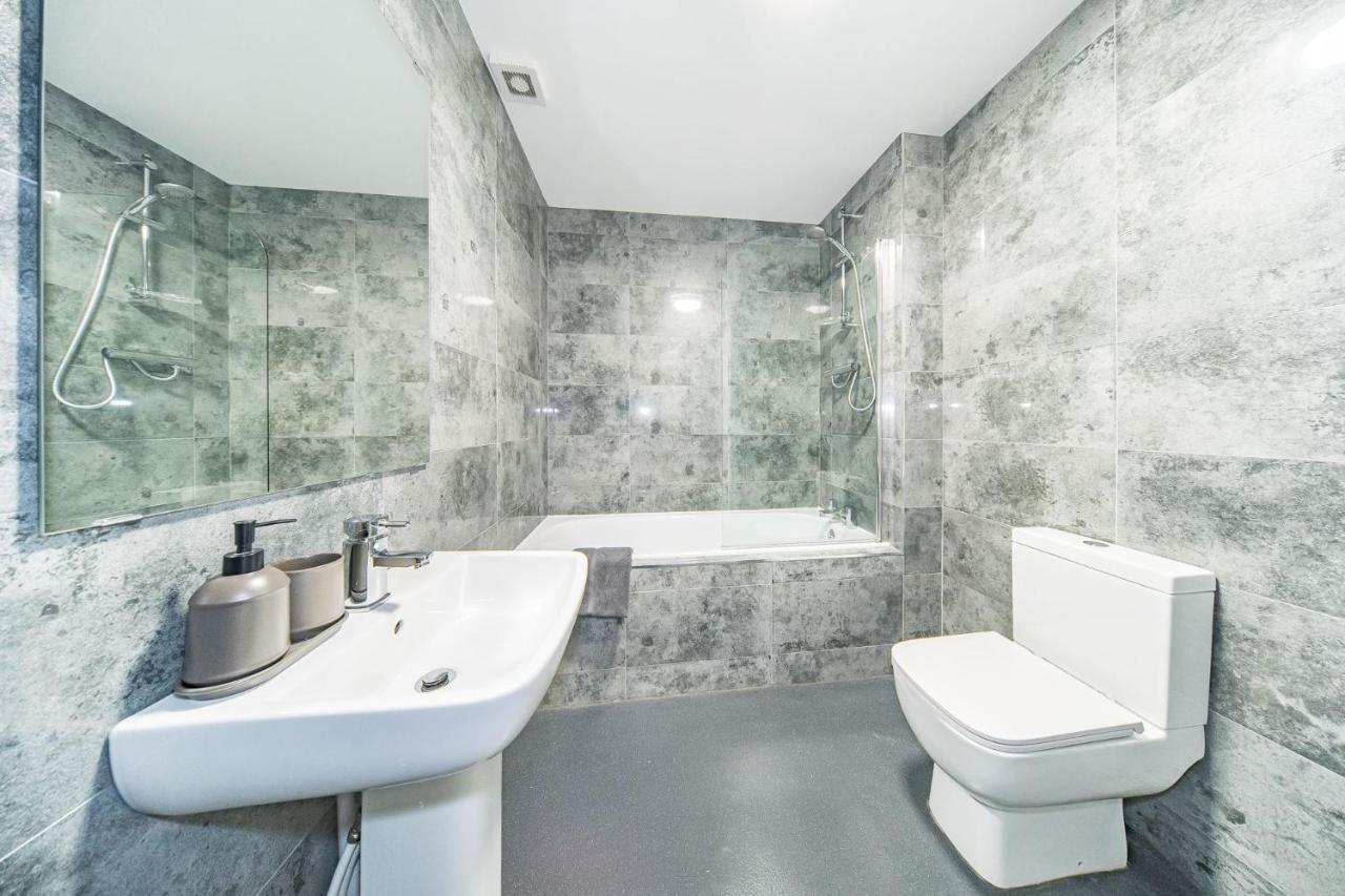 Ryan Air I Bnb - Huge 4 Bedroom House With Free Parking ลิเวอร์พูล ภายนอก รูปภาพ